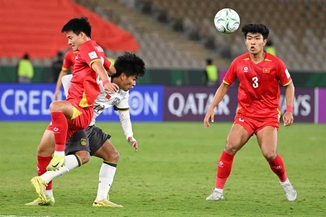 Cúp vàng World Cup và bản đồ thế giới